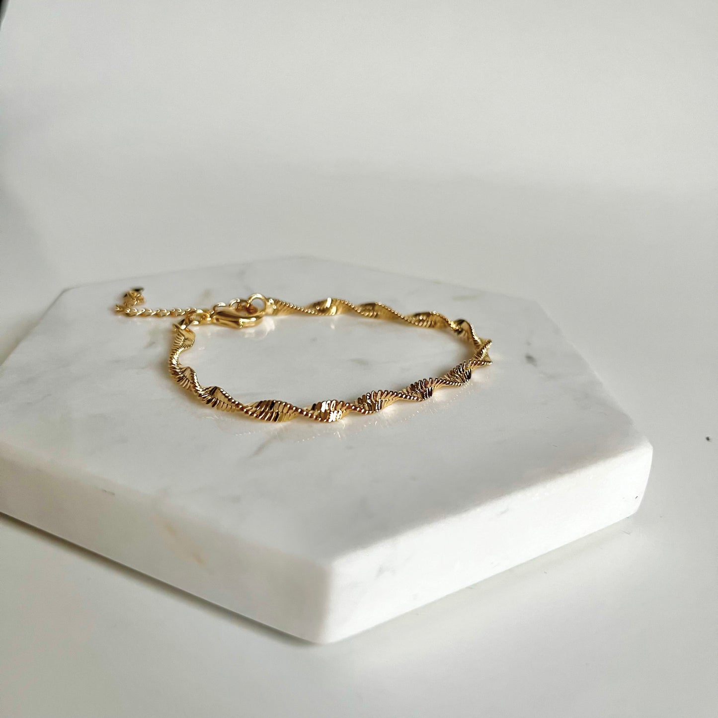 Queen Twisted Herringbone Bracelet - Gold Filled